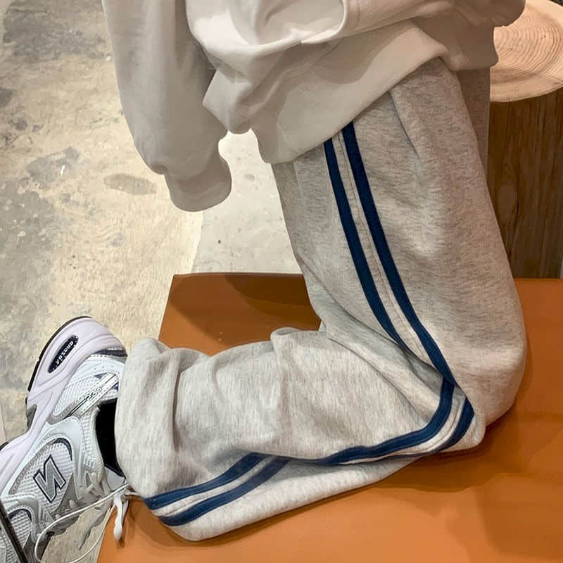 THE STRIPED SWEATPANTS